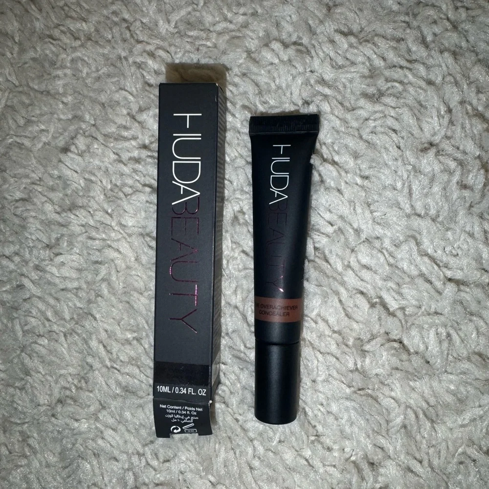 Huda Beauty Overachiever Concealer in color Chocolate Chip- 38R